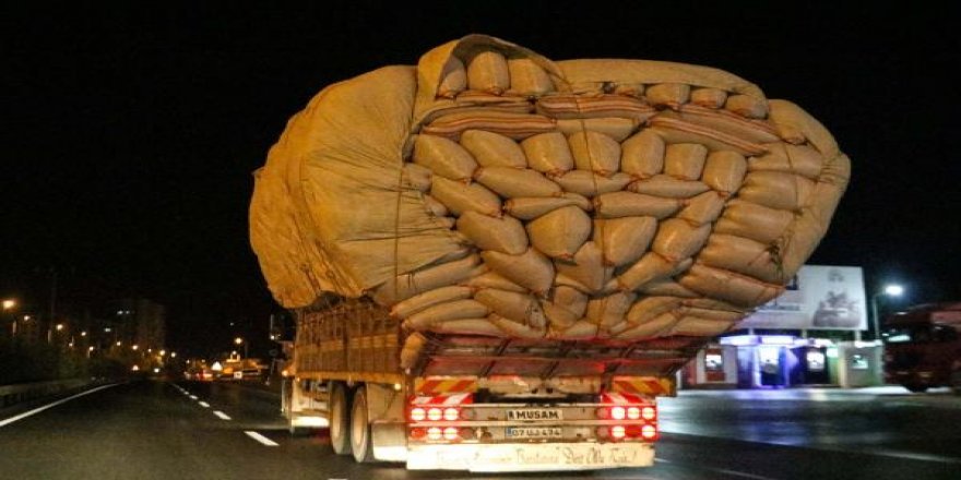 Aşırı yüklü kamyon tehlike saçtı!