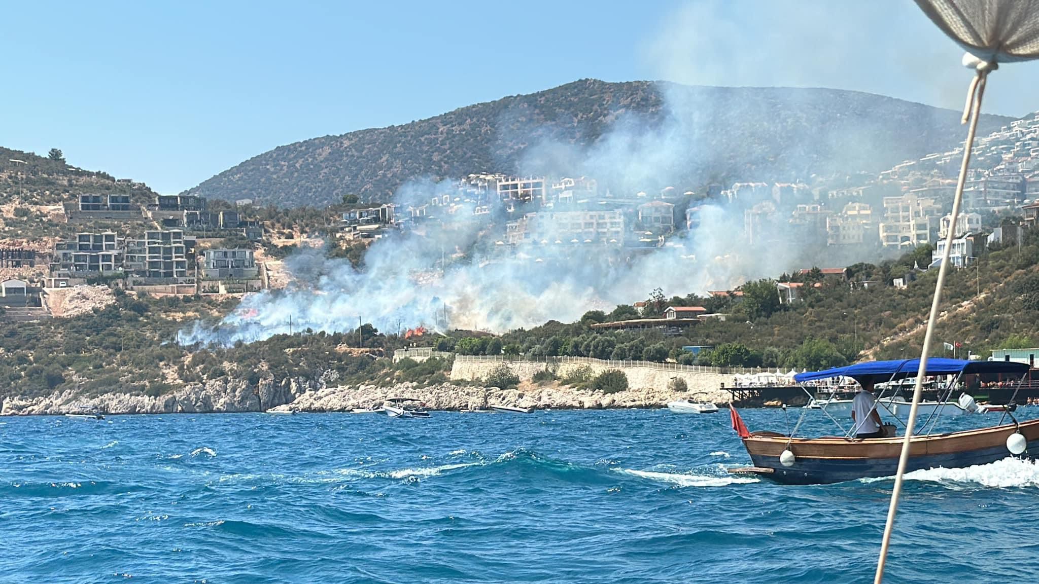 Kaş'ta makilik alanda yangın