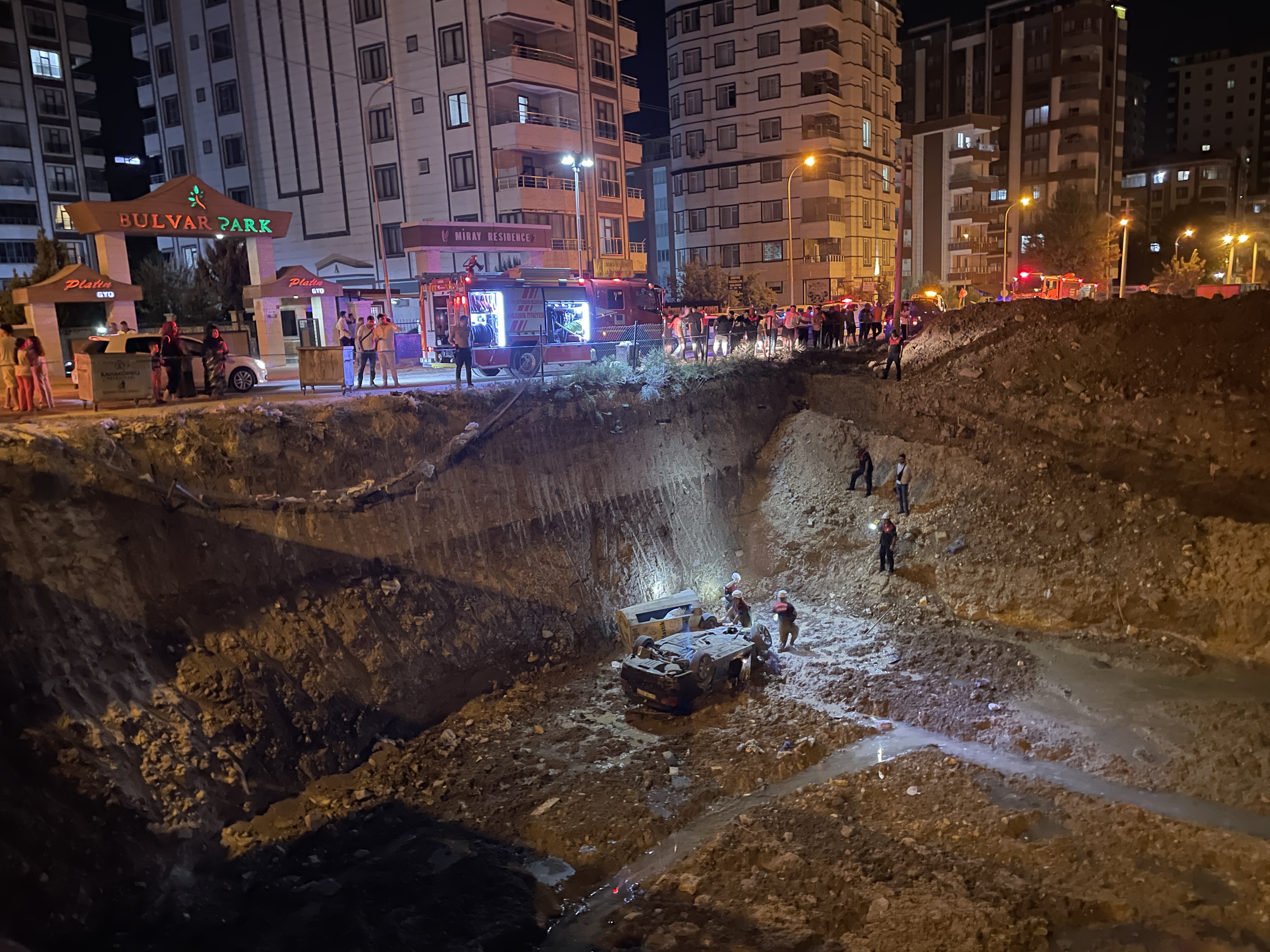 Şanlıurfa'da otomobil inşaat temeline düştü