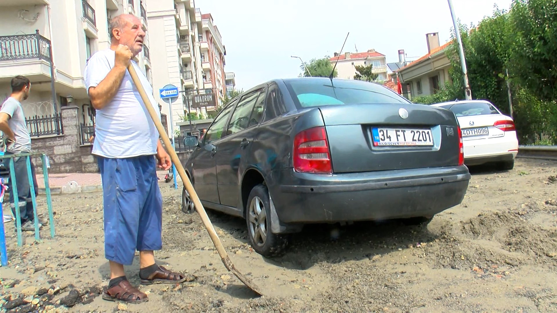 Bahçelievler'de yağış sonrası araçlar kumda mahsur kaldı