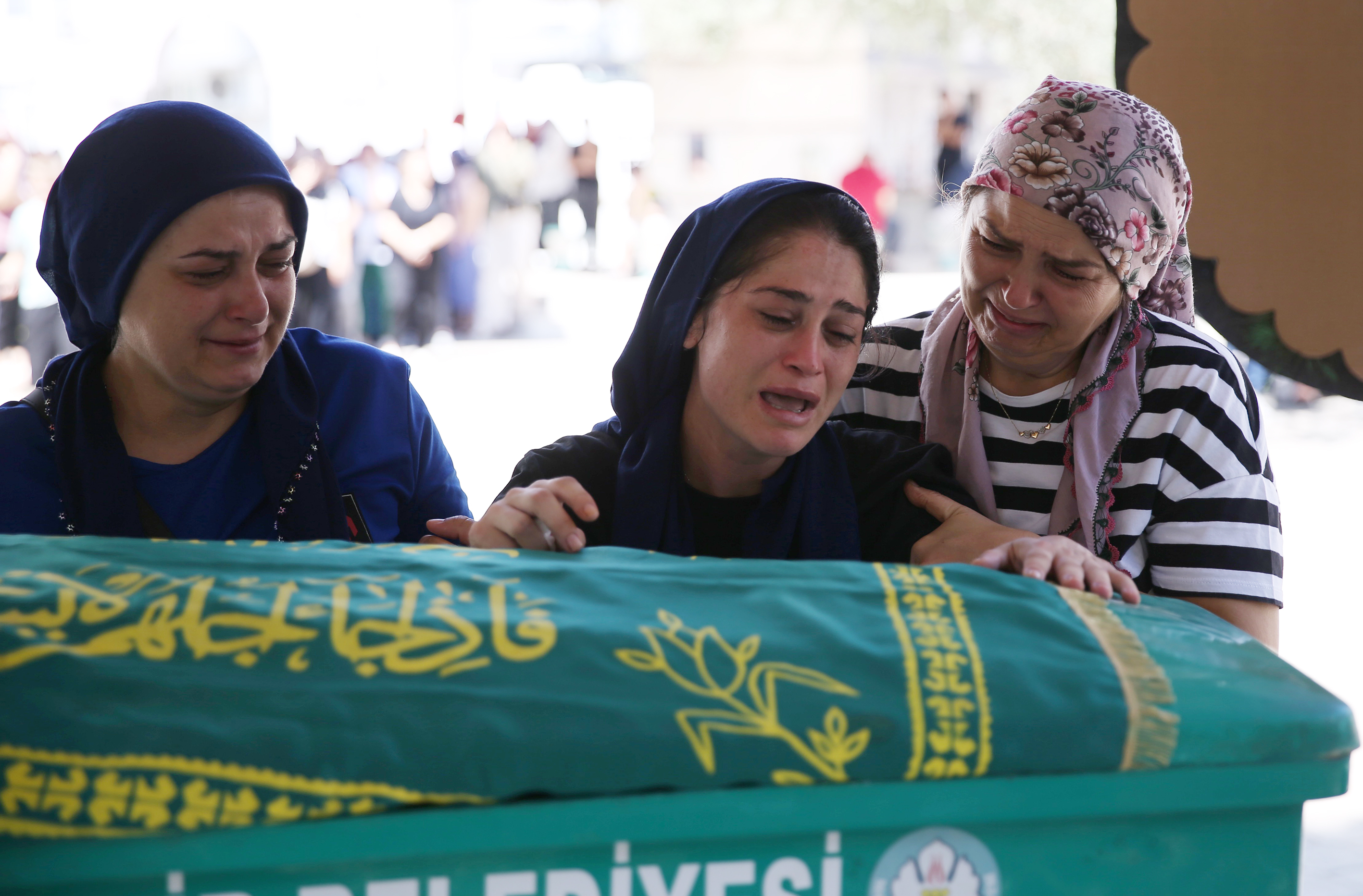 Babalarının öldürdüğü 3 kardeş sonsuzluğa uğurlandı