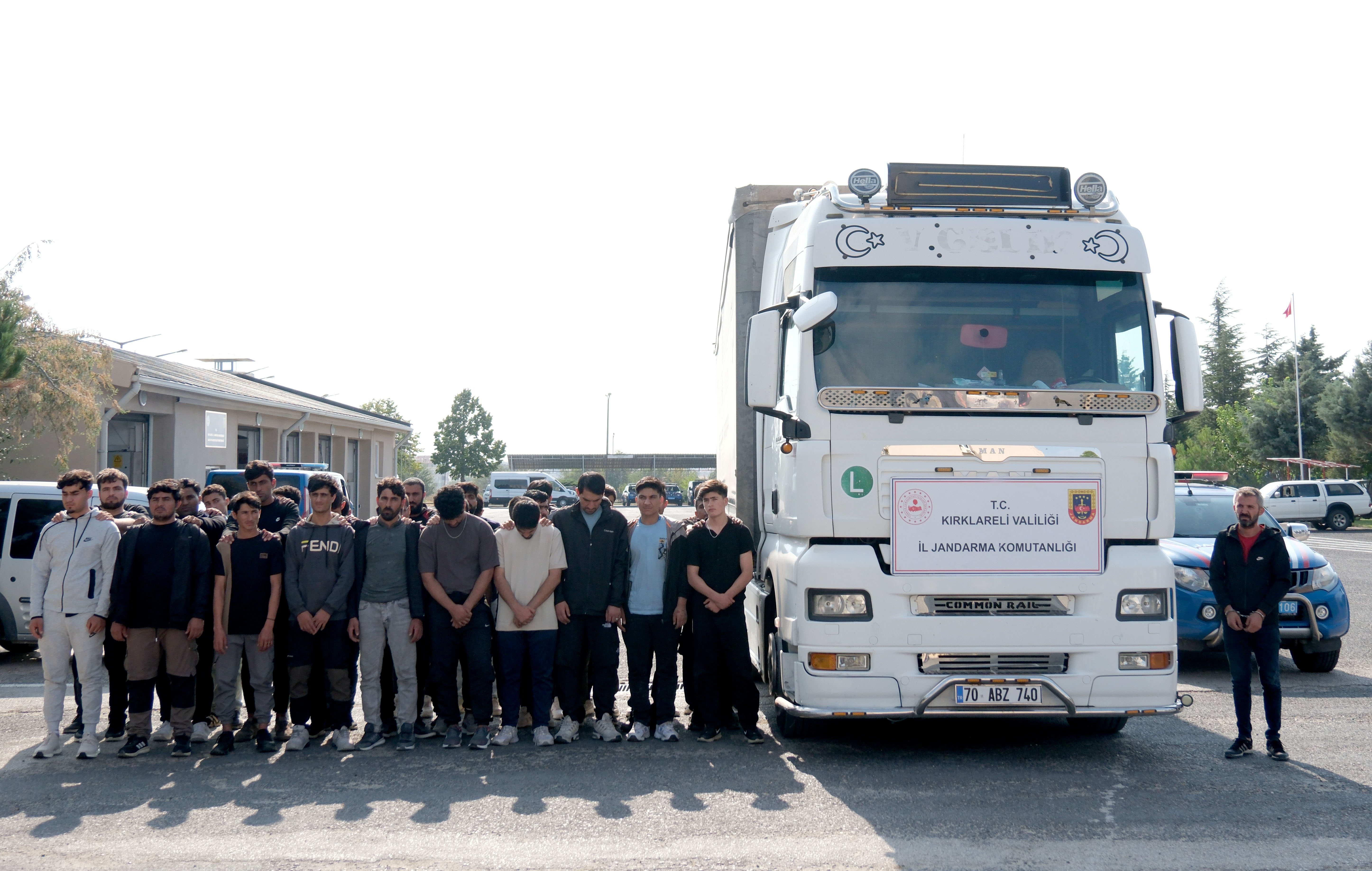 TIR'ın dorsesinden kaçak göçmen fışkırdı