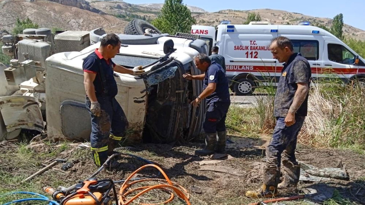 Kontrolden çıkan çimento mikseri devrildi