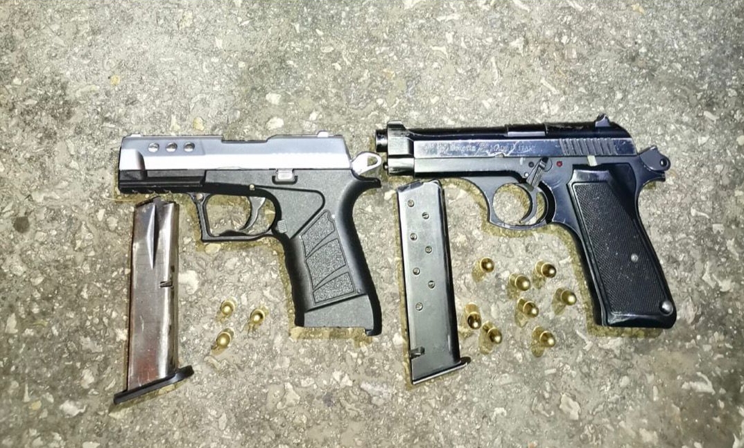 Otomobilin gizli bölmesinde 2 silah çıktı