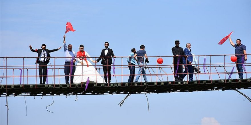 Asma köprüde düğün yaptılar