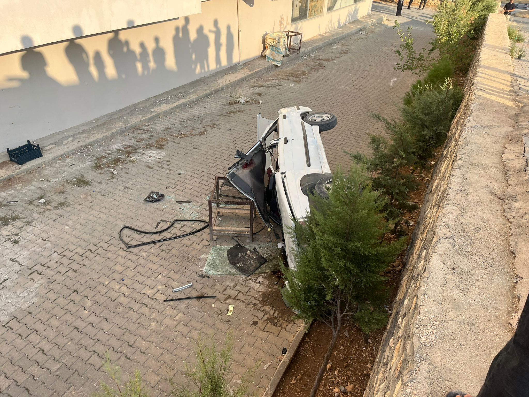 Adıyaman'da otomobil apartman bahçesine düştü