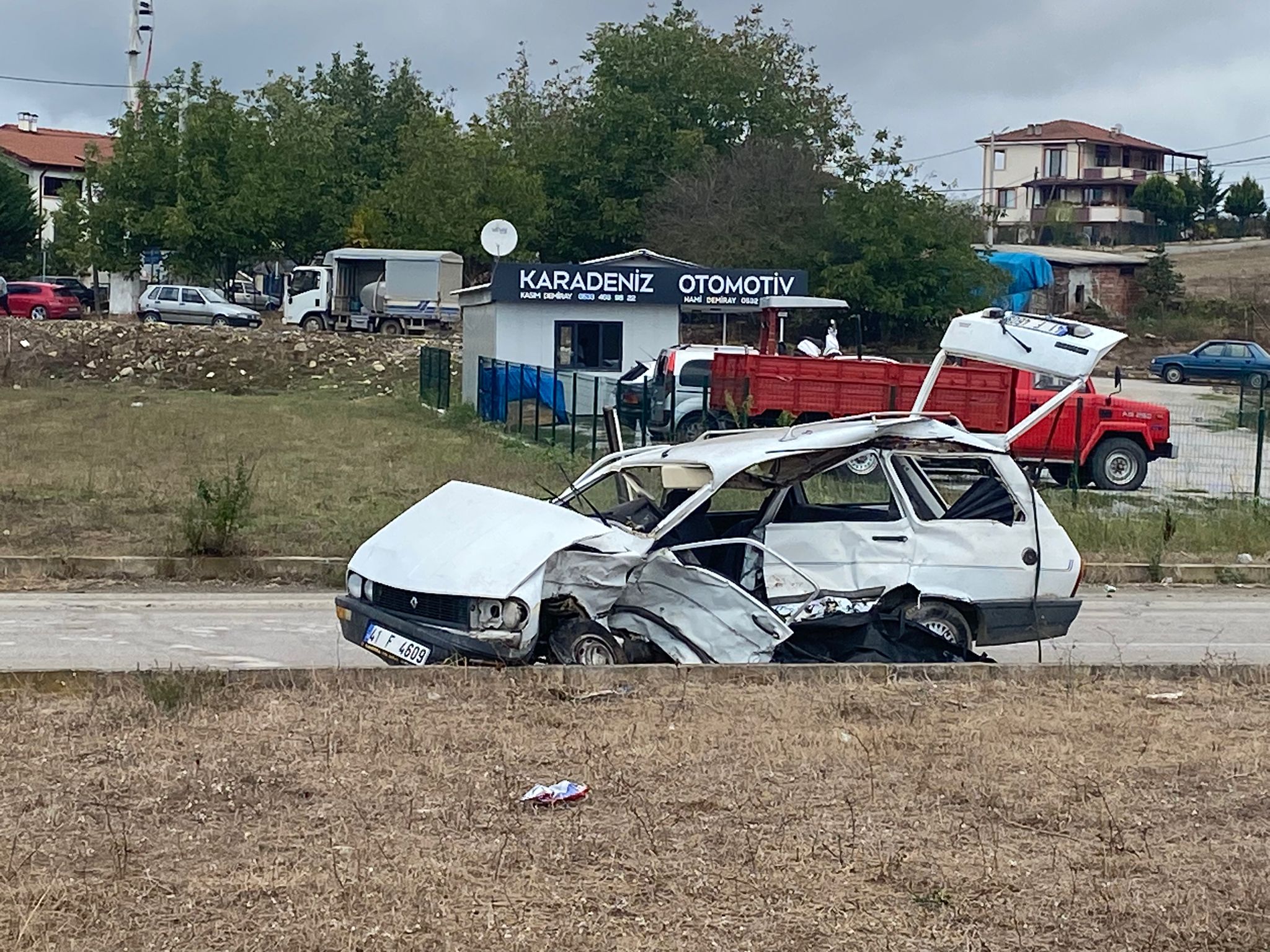 Sakarya'da otomobiller çarpıştı: 1 ölü, 2 yaralı