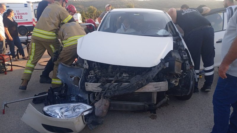 Bursa-Çanakkale yolunda iki otomobil çarpıştı: 12 kişi yaralandı