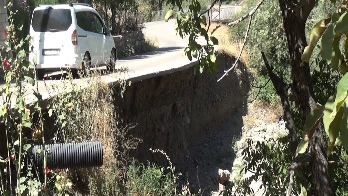 Akarsu toprağı aşındırdı! Köy yolu havada kaldı