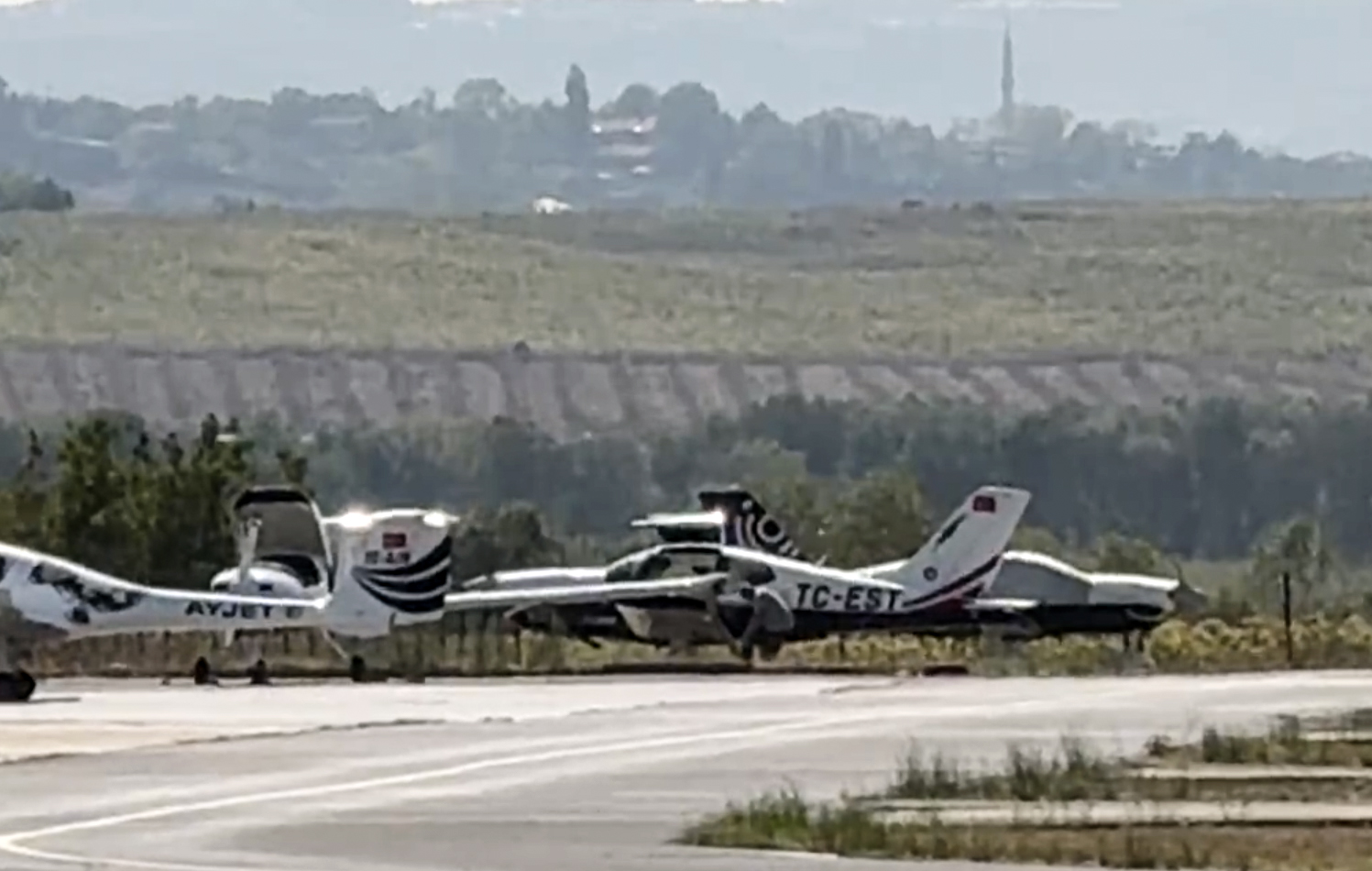 Eğitim uçağı pistten çıktI