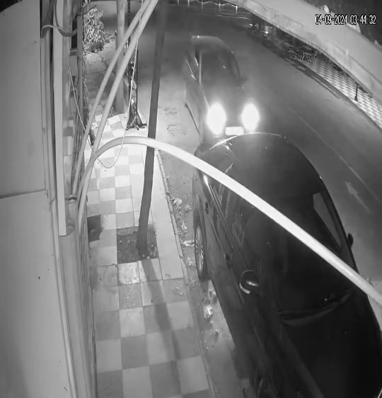 Elazığ'da otomobil park halindeki araca çarptı