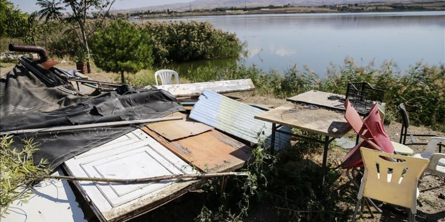 Mogan Gölü çevresindeki kaçak yapılar yıkıldı