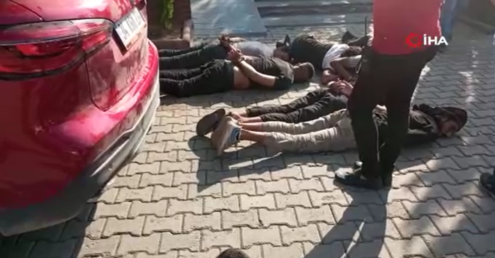 Manisa'da 1 kadın ve 9 kaçak göçmen yakalandı