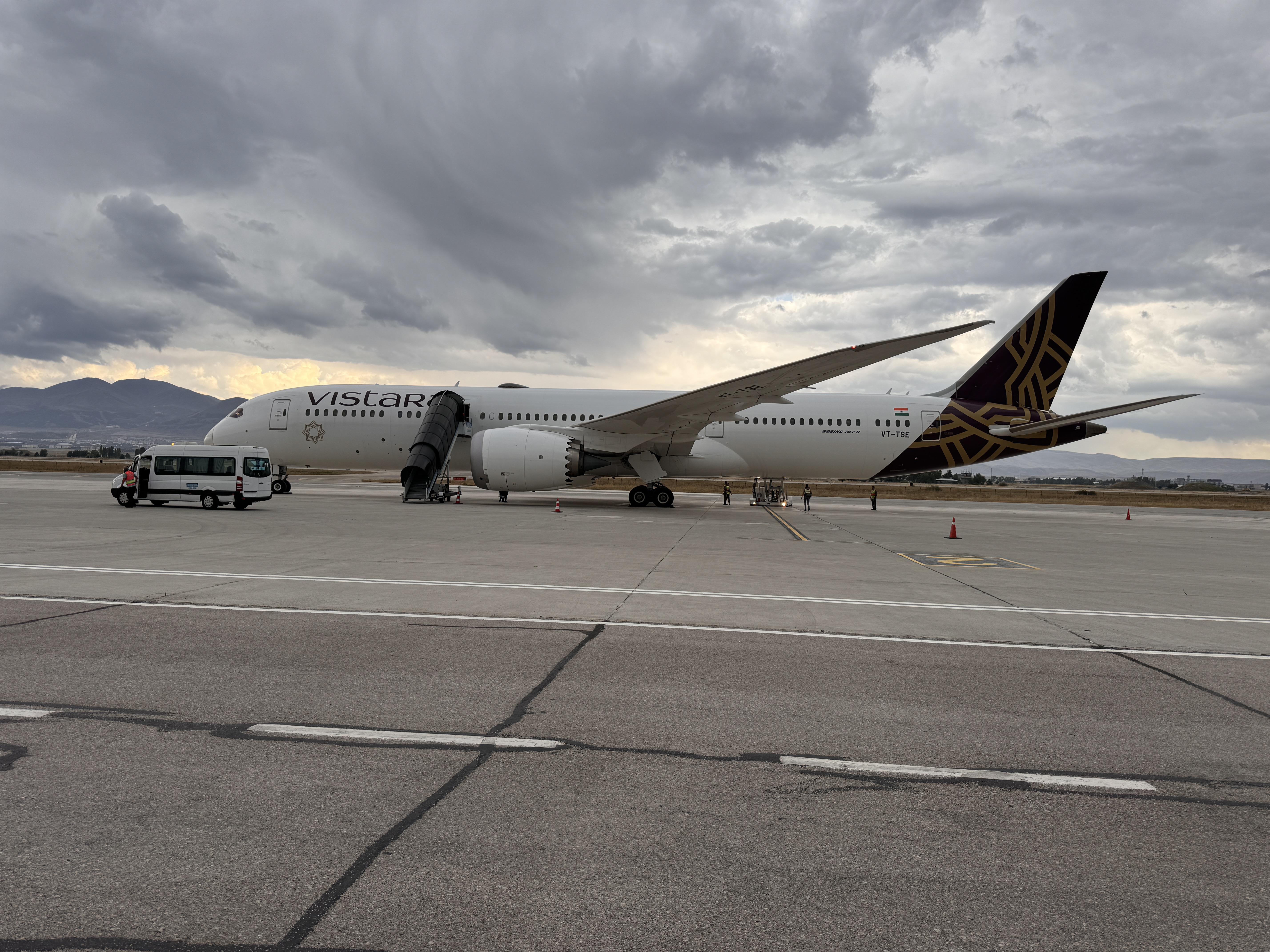 Bomba ihbarıyla Erzurum'a iniş yapmıştı: Yolcular için yeni uçak geldi