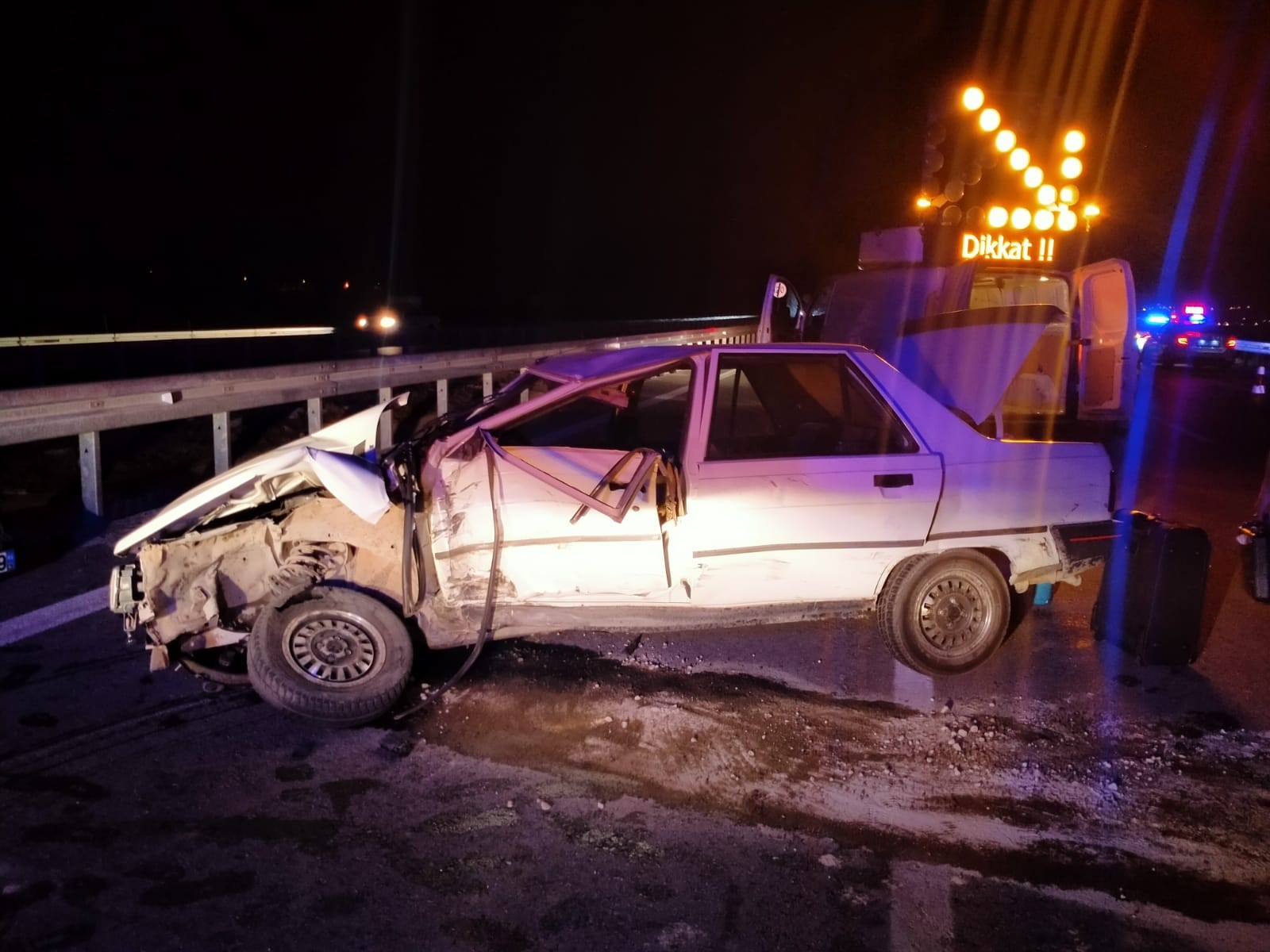 Kontrolden çıkan otomobile arkadan başka araç çarptı