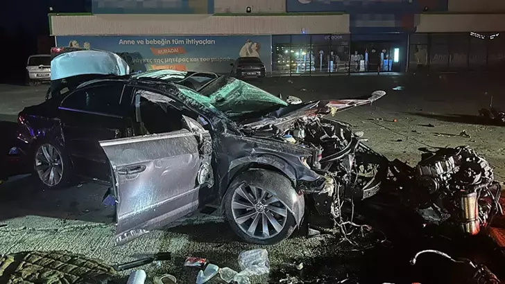 Bariyerlere çarpan otomobilin motoru koptu: 1’i ağır 2 yaralı