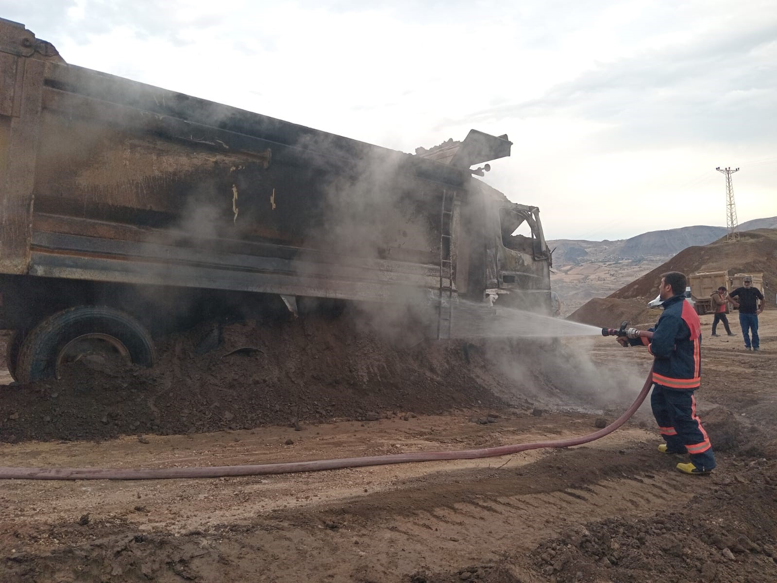 Seyir halinde ilerleyen kamyon yanarak kül oldu
