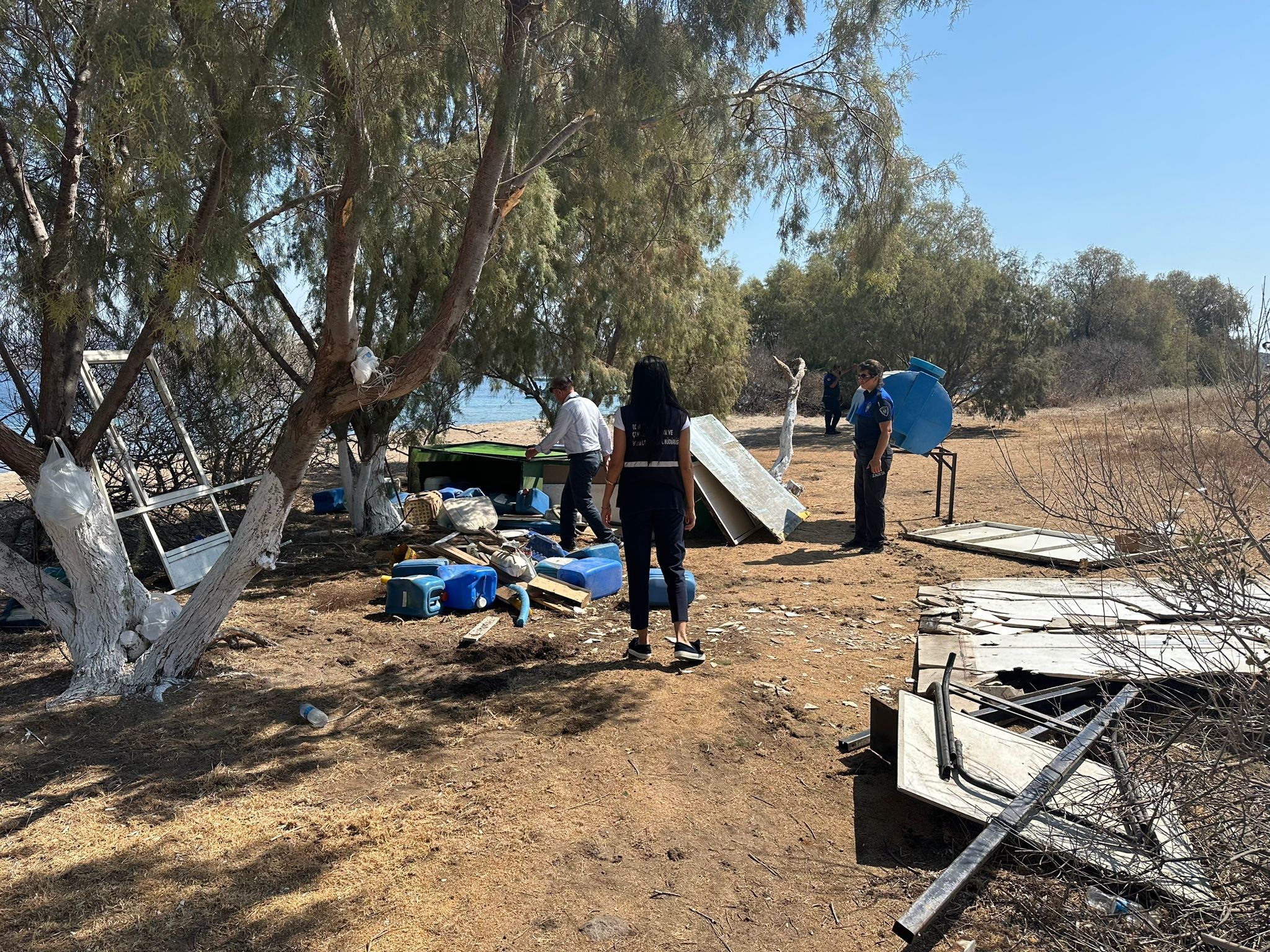 Bodrum'da adadaki kaçak kulübe söküldü