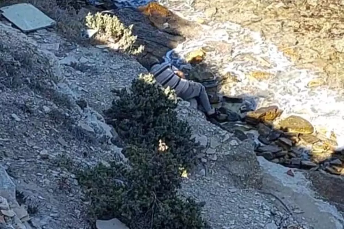 İzmir'de kayalıklara düşen kişi kurtarıldı