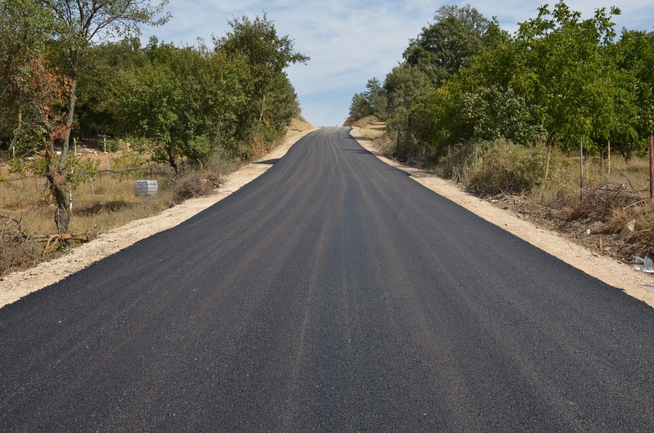 Söğüt'te köy yollarında asfaltlama çalışmaları devam ediyor