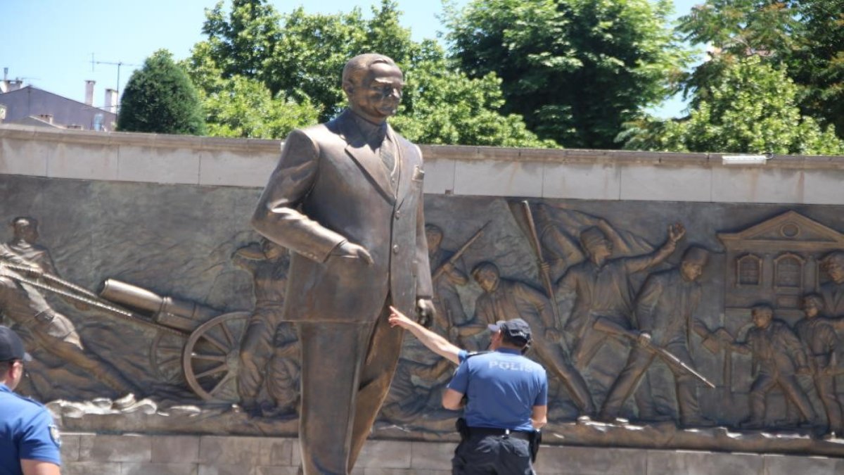 Atatürk Anıtı'na saldıran dayı ve yeğene 4 yıl 4 ay ceza