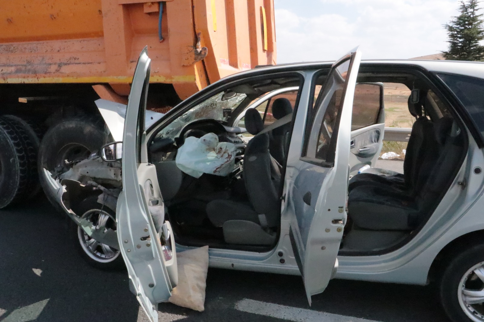 Antalya'da otomobil hafriyat kamyonuna çarptı