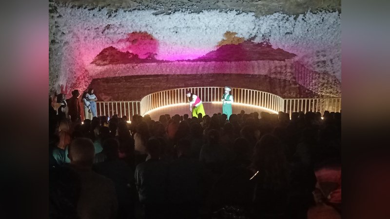 Tuz mağarasında tiyatro