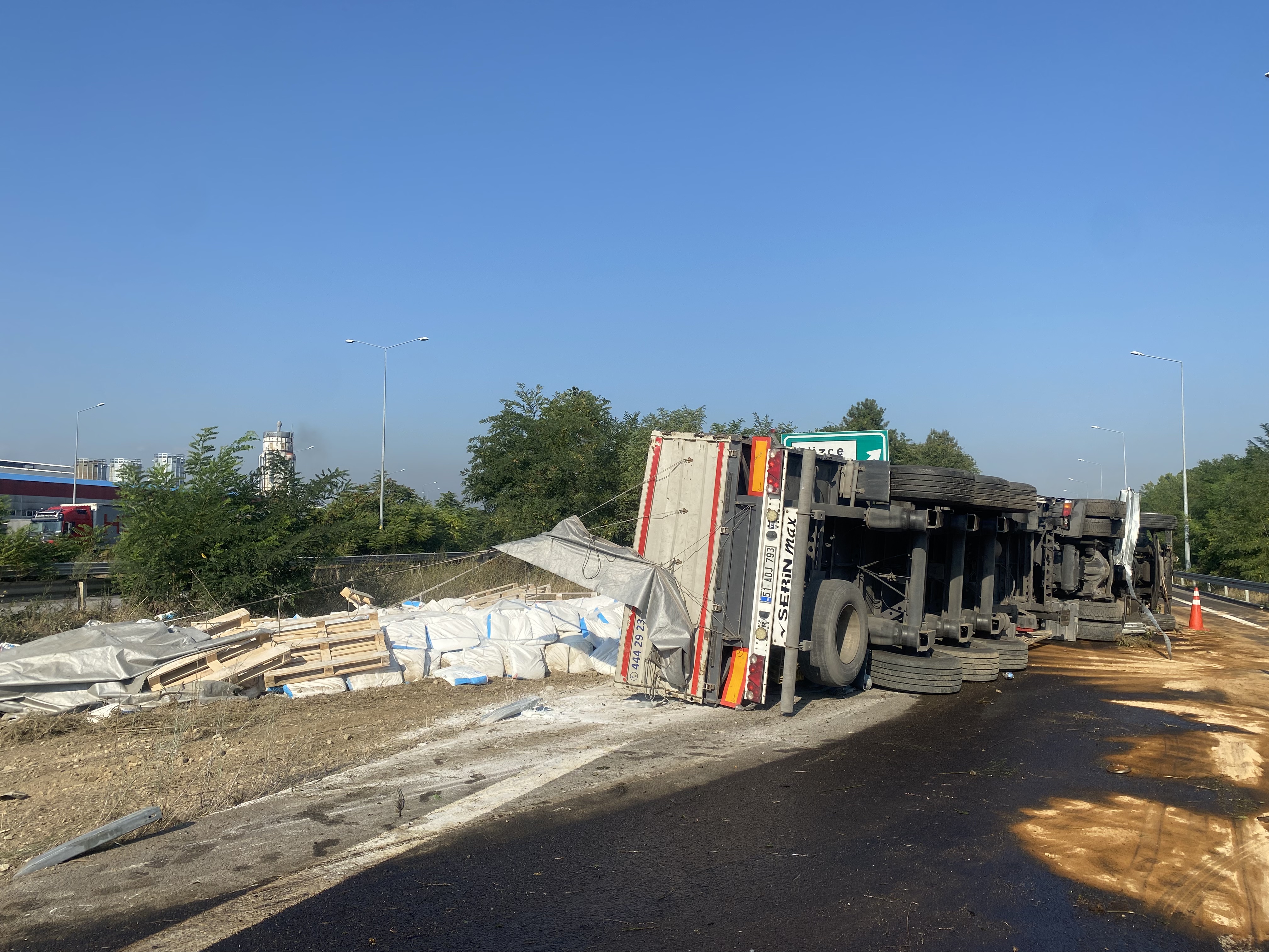 Çimento yüklü TIR devrildi