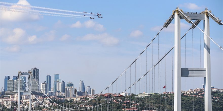 İstanbul Boğazı'nda nefes kesen gösteri!
