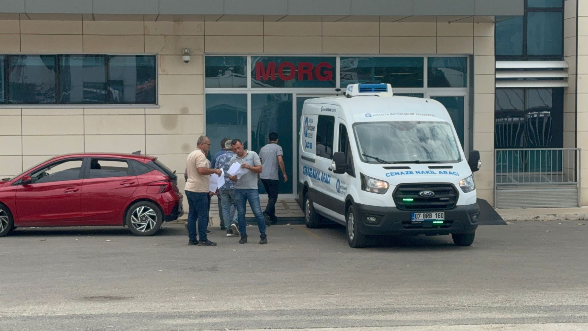 Antalya'da otomobil su tankerine çarptı! 3 ölü 2 yaralı
