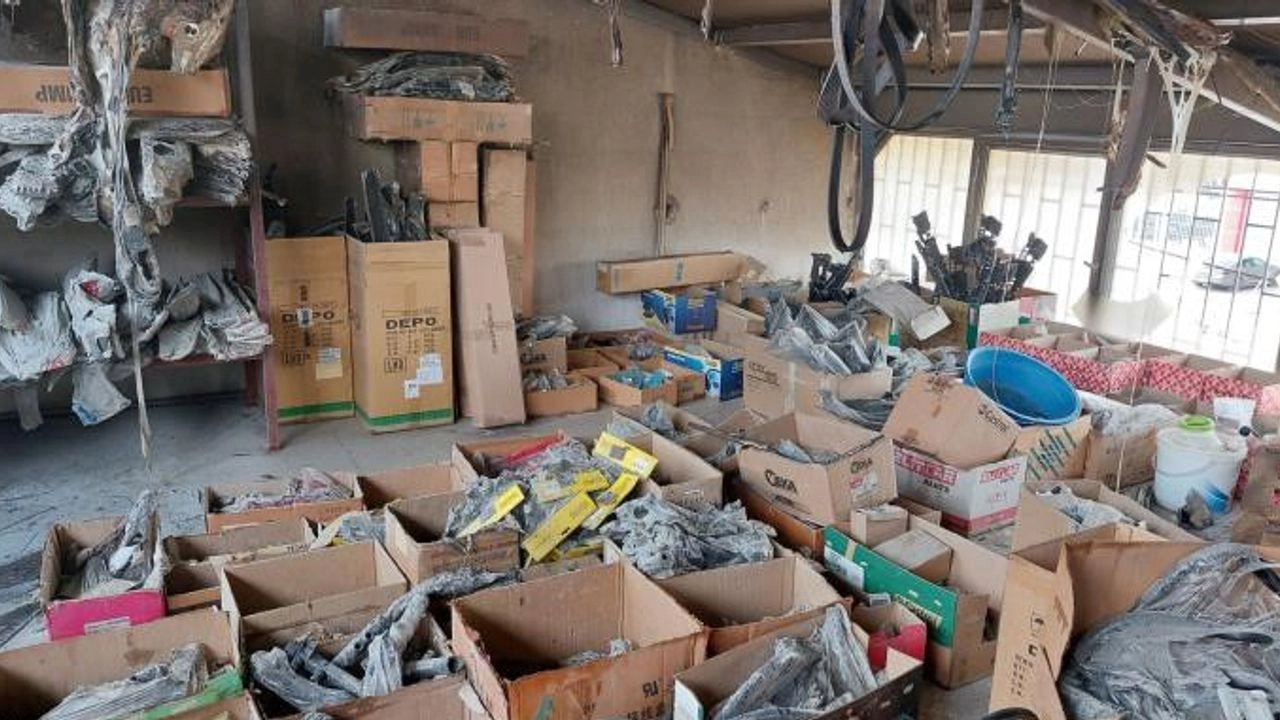 Van'da yedek parça dükkanında yangın