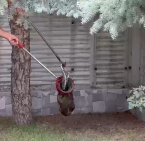 Bolu'da duvara sıkışan yılanın imdadına itfaiye yetişti