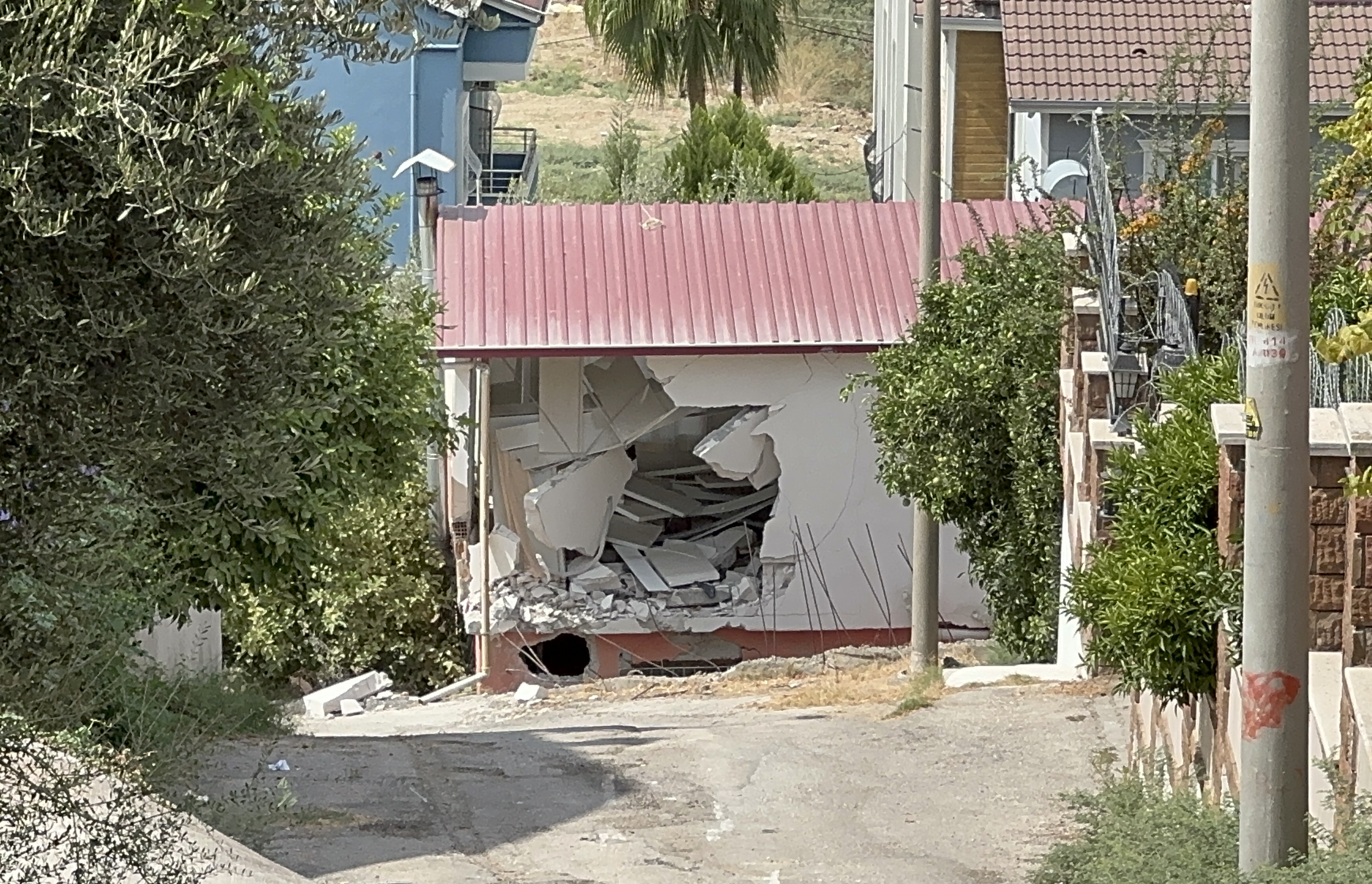 Çöp kamyonu eve çarptı: 1 yaralı