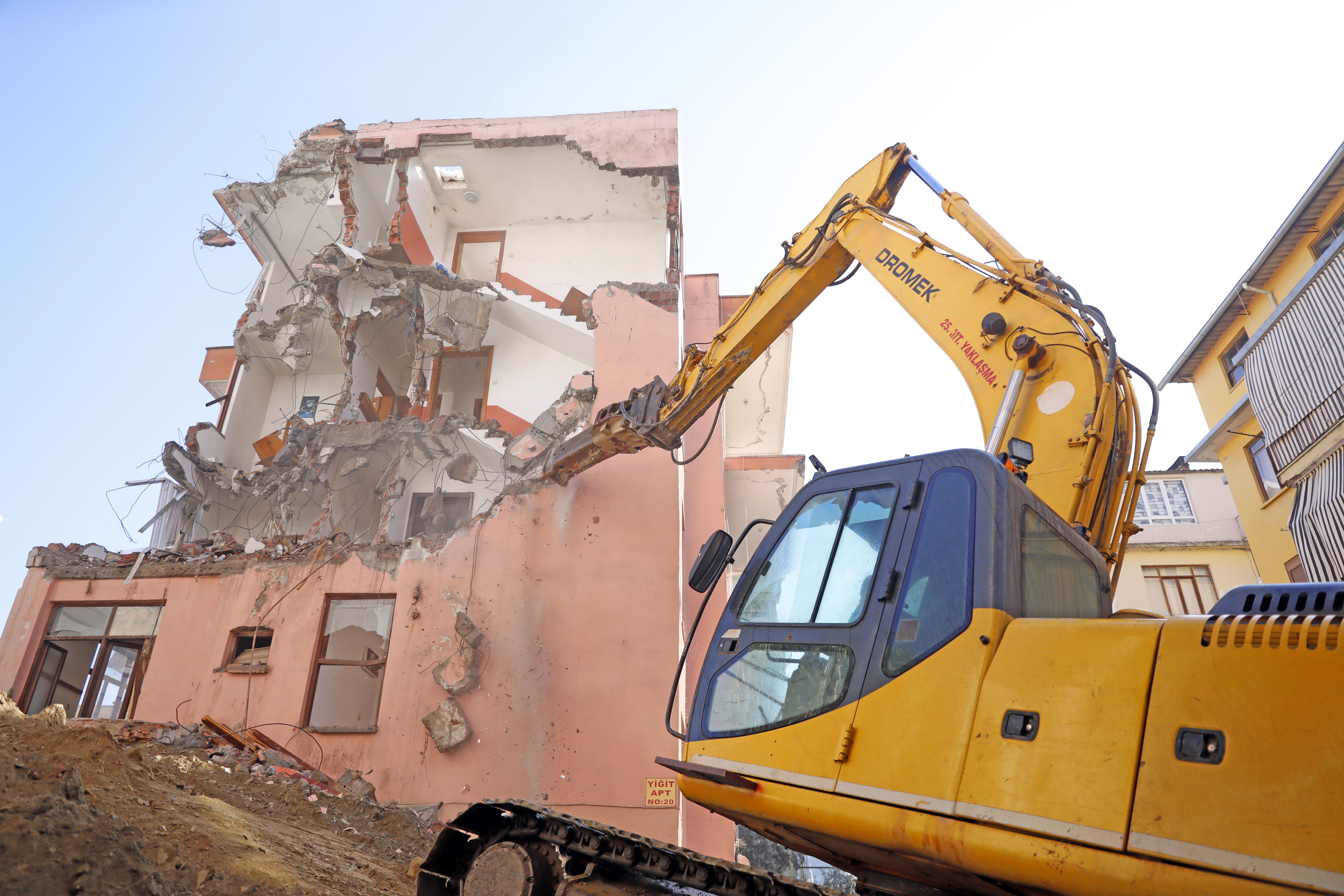 Alanya'da belediye metruk binayı yıktı