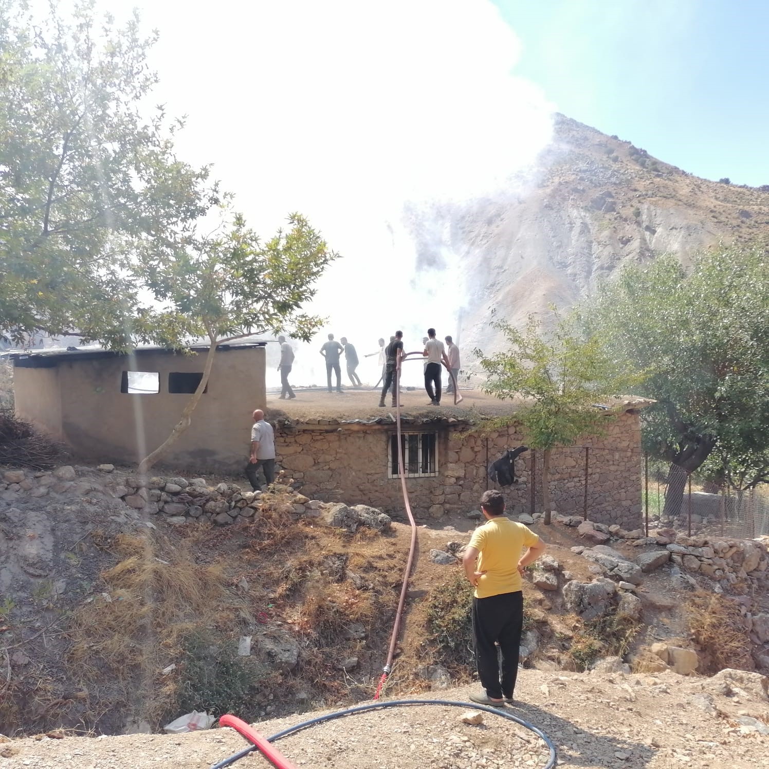 Batman'da 2 katlı köy evi yangında kullanılamaz hale geldi