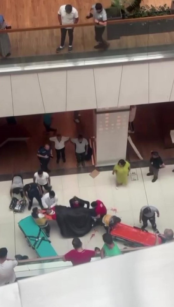 AVM'nin üçüncü katından yere çakıldı