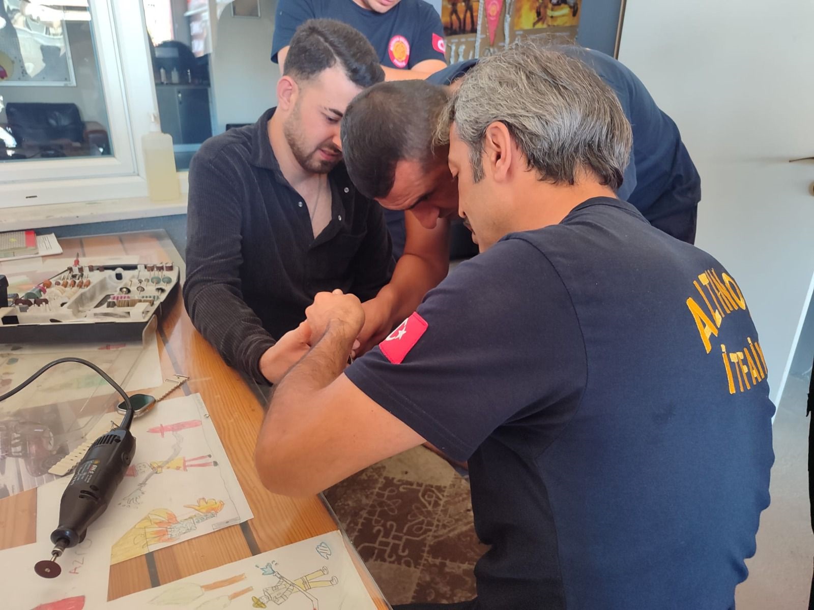 Yalova'da yüzüğe parmağı sıkışınca yardımına itfaiye koştu