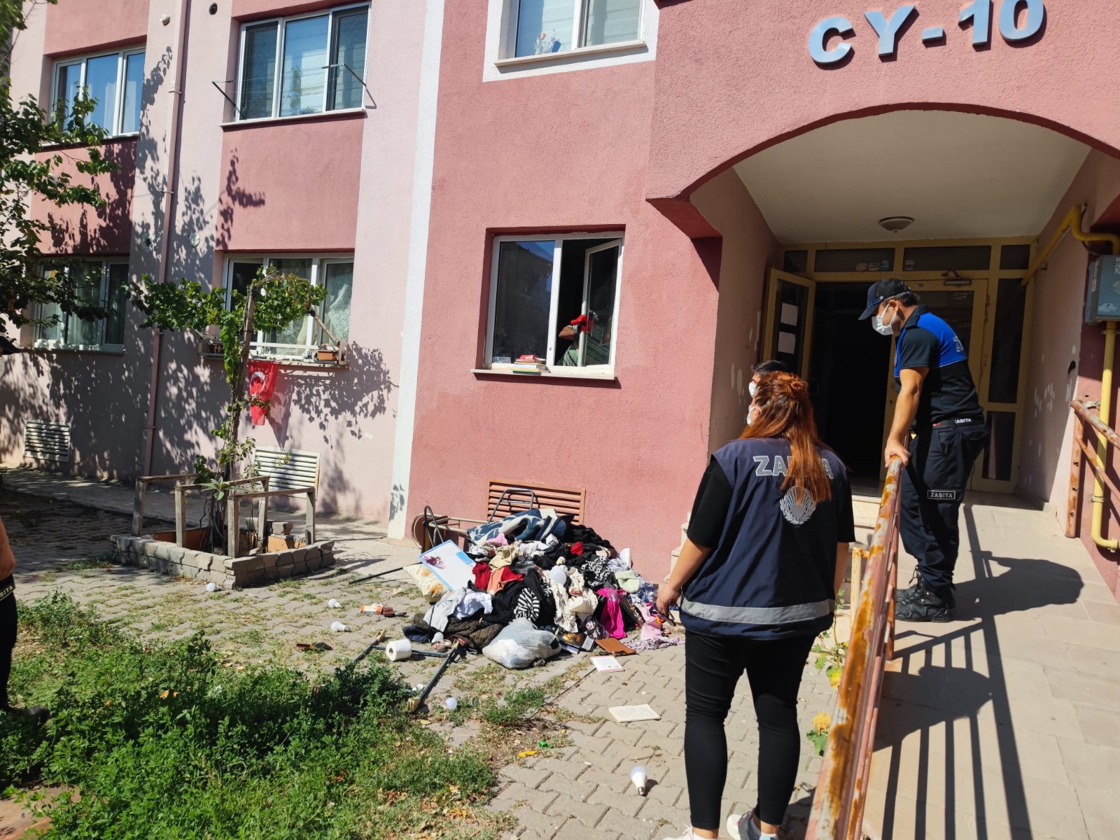 Çankırı bir evden 3 kamyon dolusu çöp çıktı