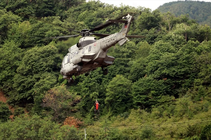 Kastamonu'da kayalıklarda mahsur kalan madenciler helikopterle kurtarıldı