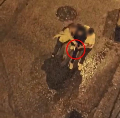 Oğlunun arkadaşının evini bastı