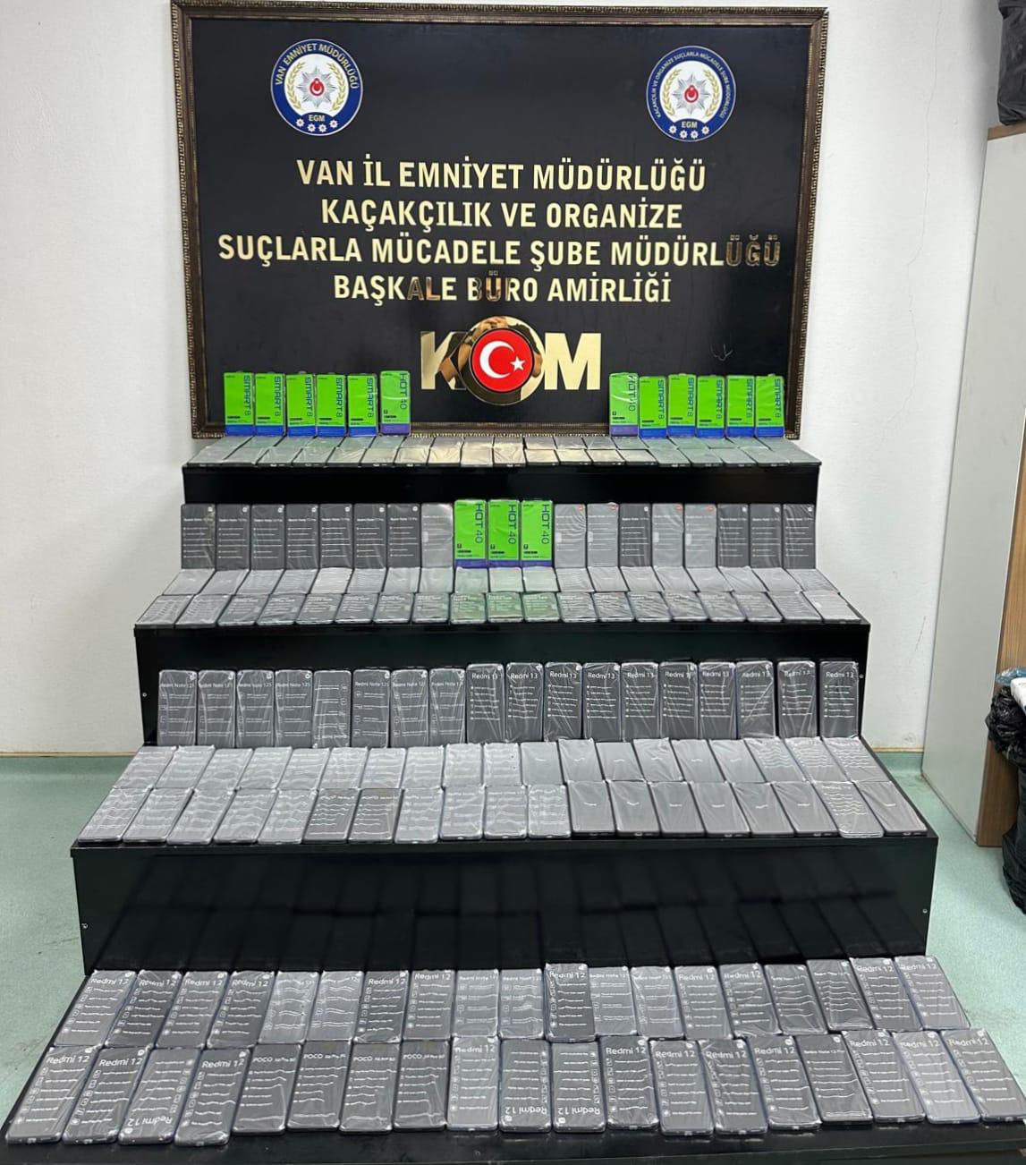 Van'da yüzlerce kaçak cep telefonu ele geçirildi