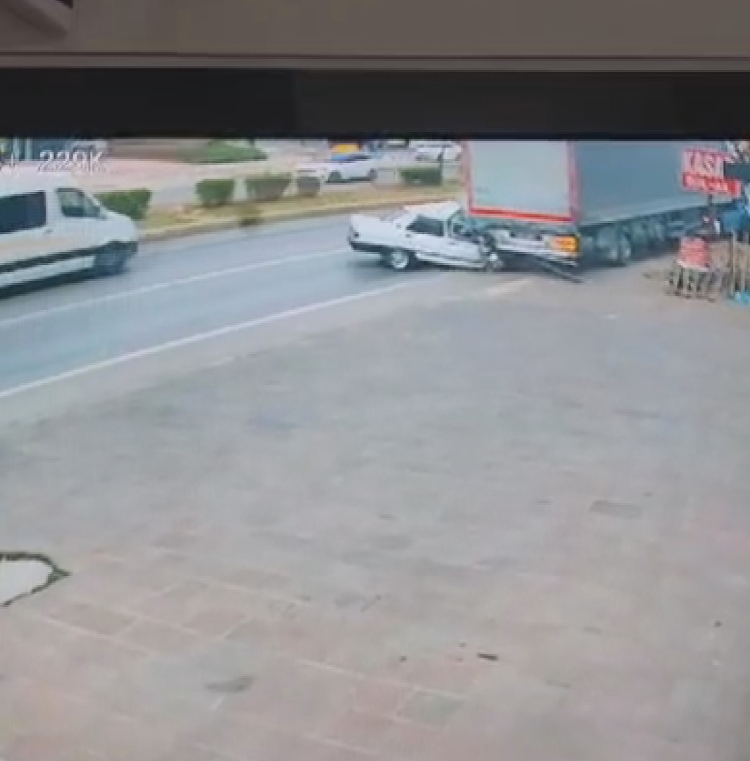 Otomobil tıra ok gibi saplandı