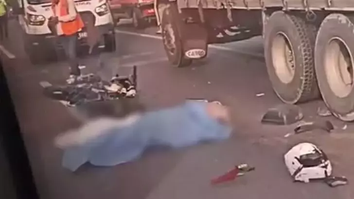 Manisa'da TIR'a çarpan motosiklet sürücüsü yaşamını yitirdi