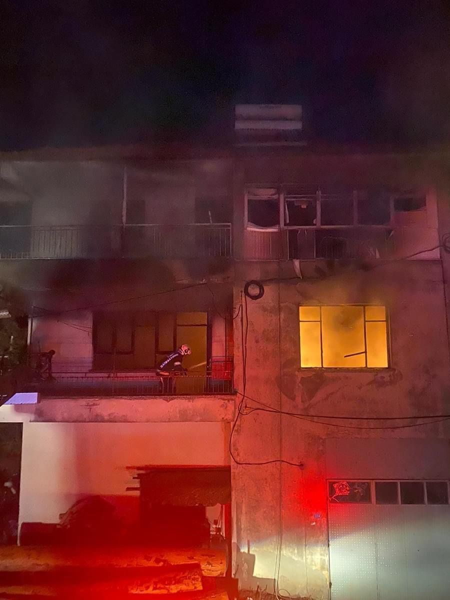 Denizli Honaz'da 3 katlı bina cayır cayır yandı