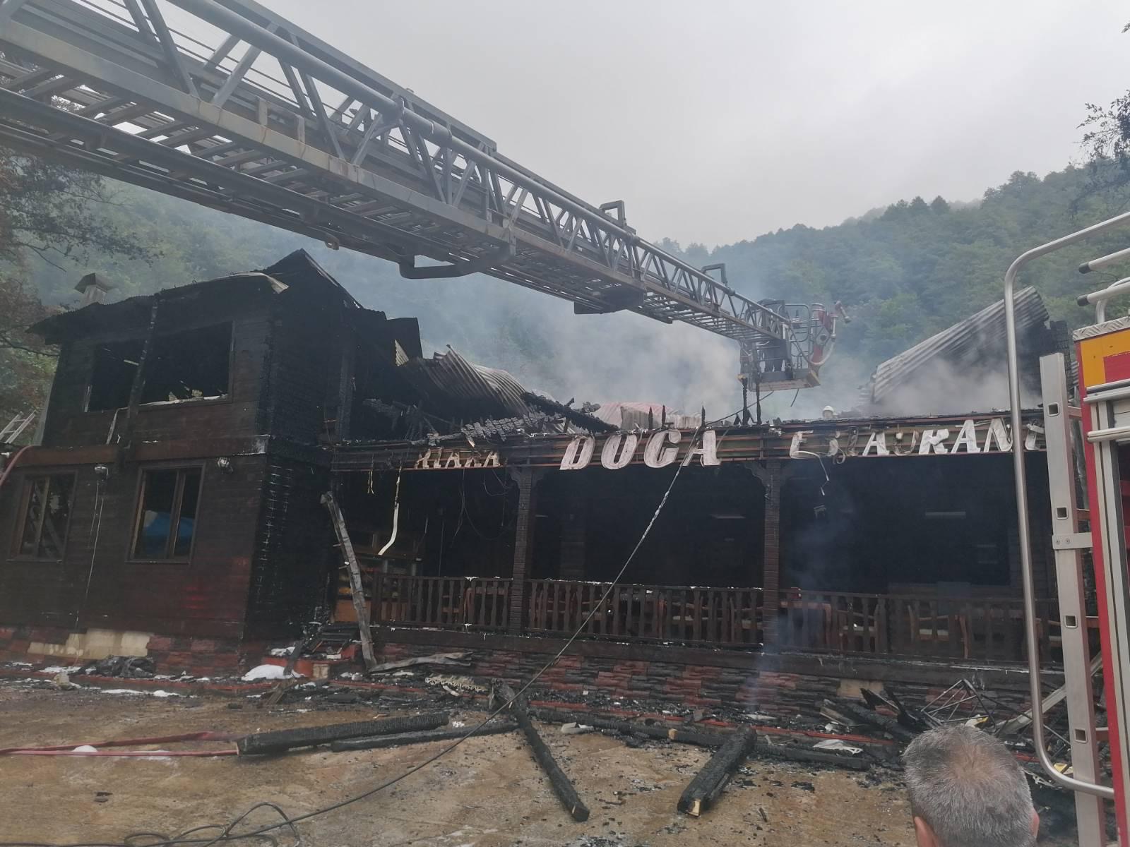 Artvin'de ahşap restoran yandı