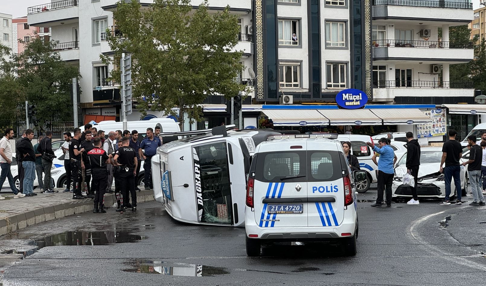 Diyarbakır'da otomobil ile yolcu minibüsü çarpıştı