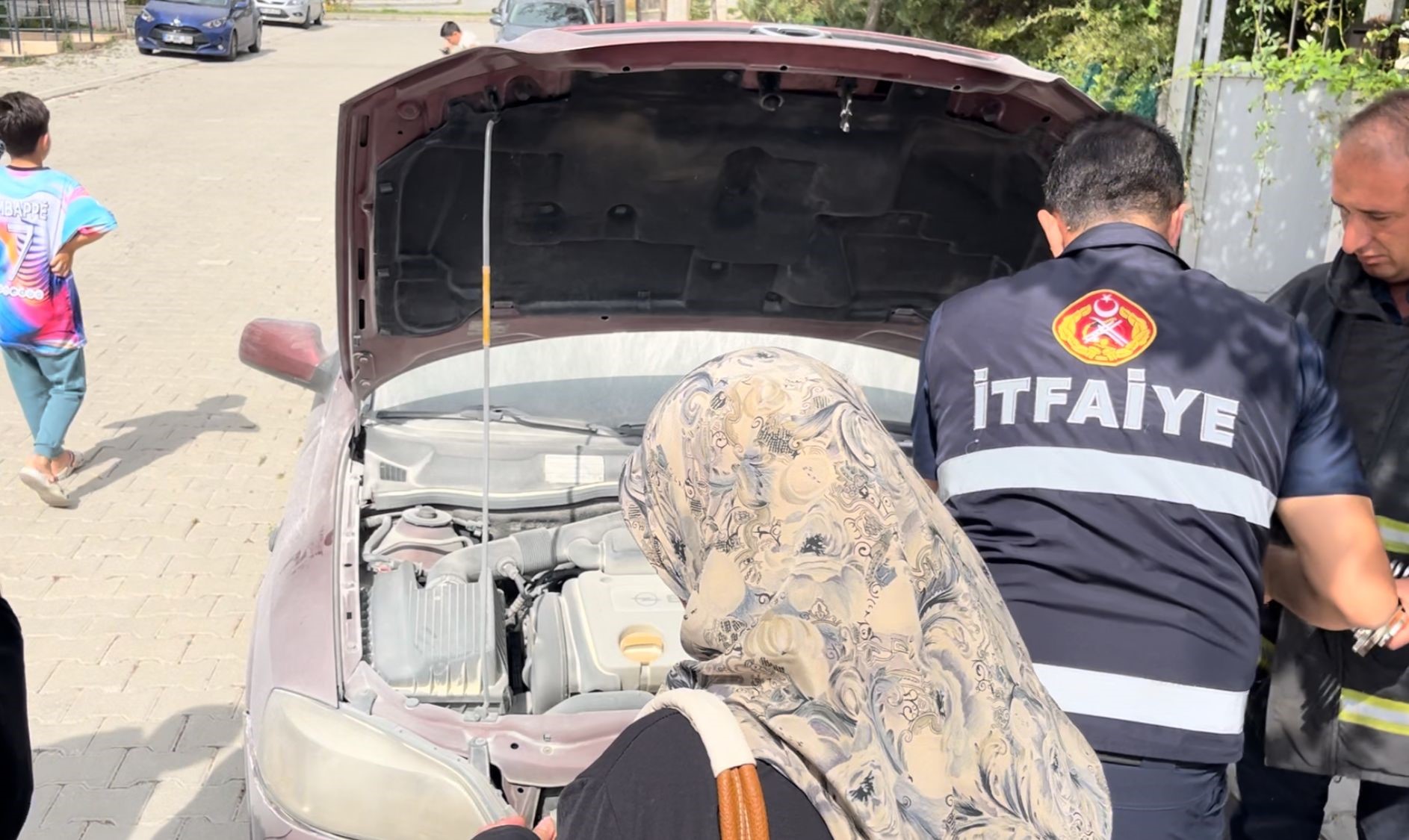 Bolu'da park halindeki araçtan dumanlar yükseldi