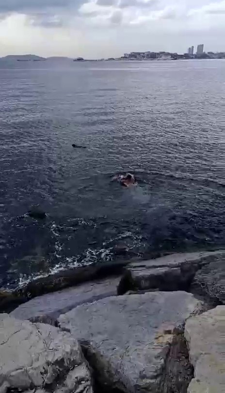 Pendik'te facianın eşiğinden dönüldü: Denize düşen kadın son anda kurtarıldı