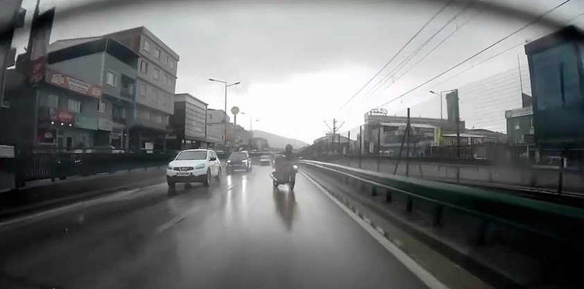 Bursa’da motosiklet sürücüsü yağışlı havada kayarak düştü