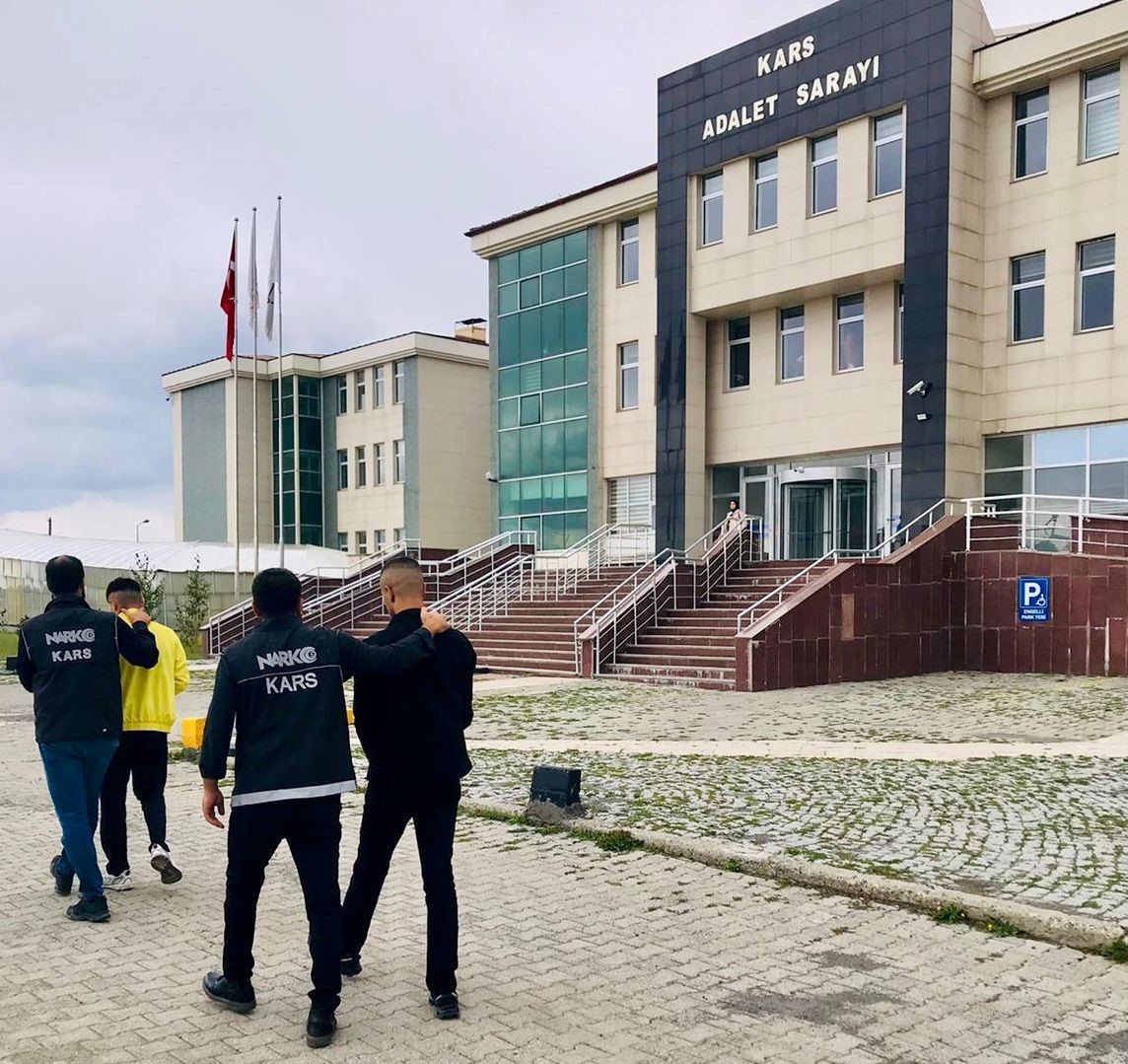 Kars’ta bir aparta uyuşturucu operasyonu düzenlendi
